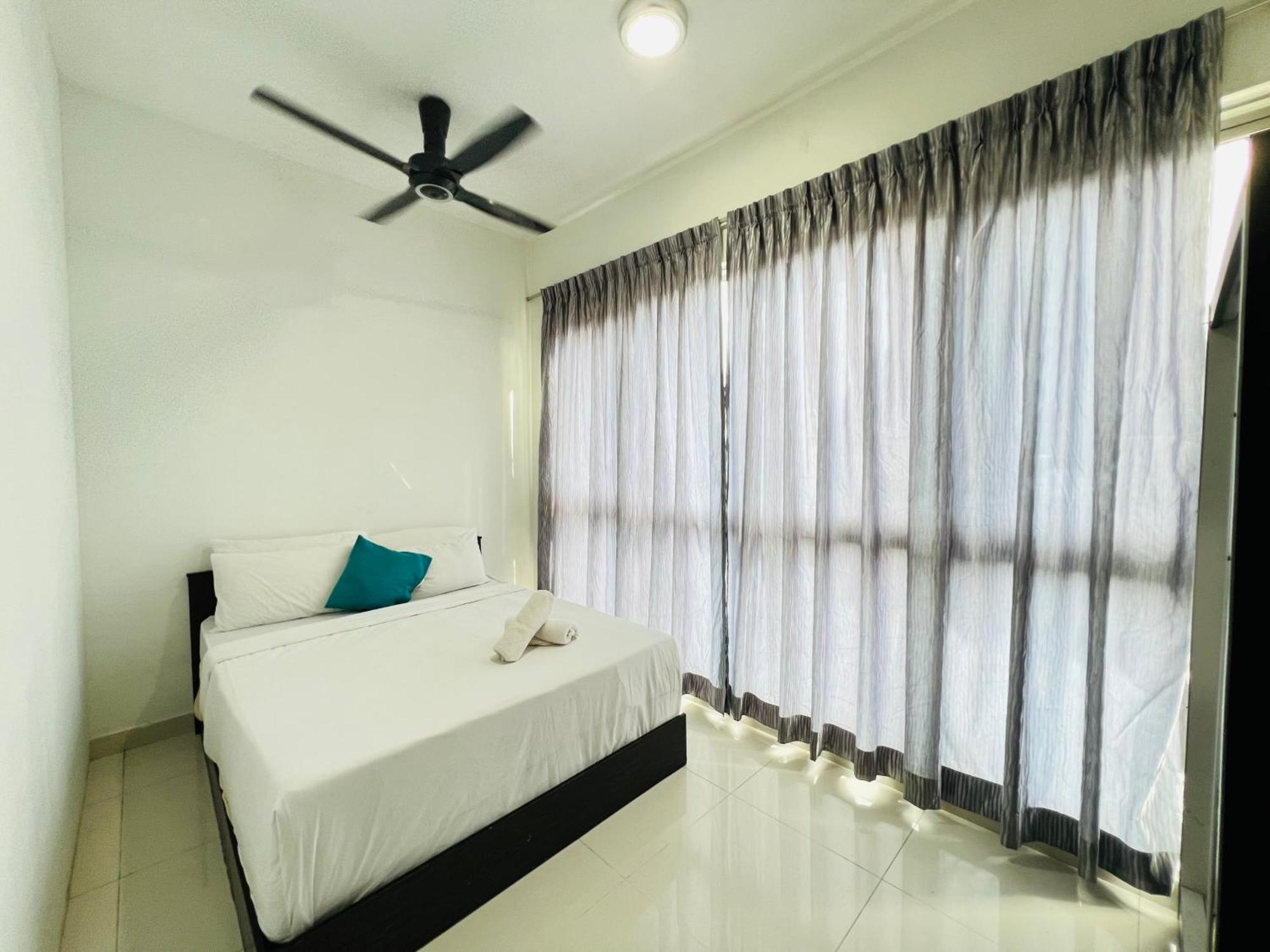 Apartment Spritz Empire Regalia & *